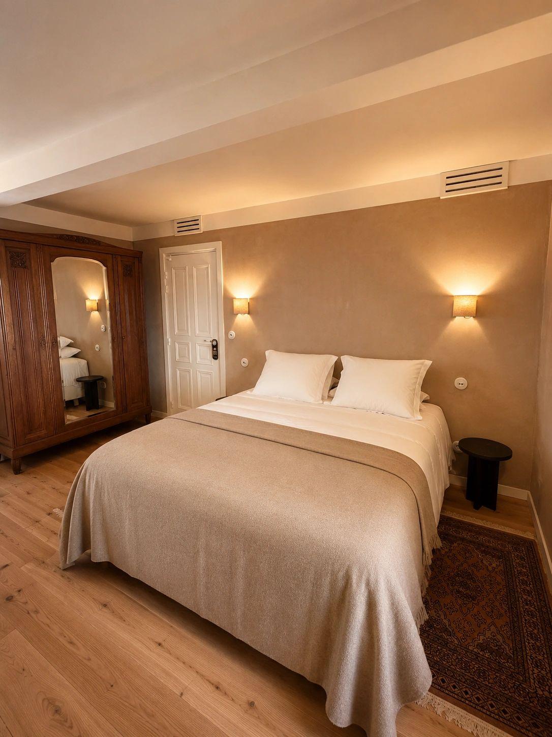 Chambre élégante d'un hôtel de charme en Balagne avec lit confortable et décoration chaleureuse