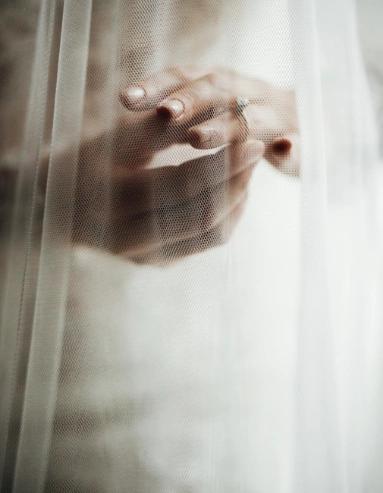 Main d'une femme à travers un voile blanc à l'hôtel de Calenzana